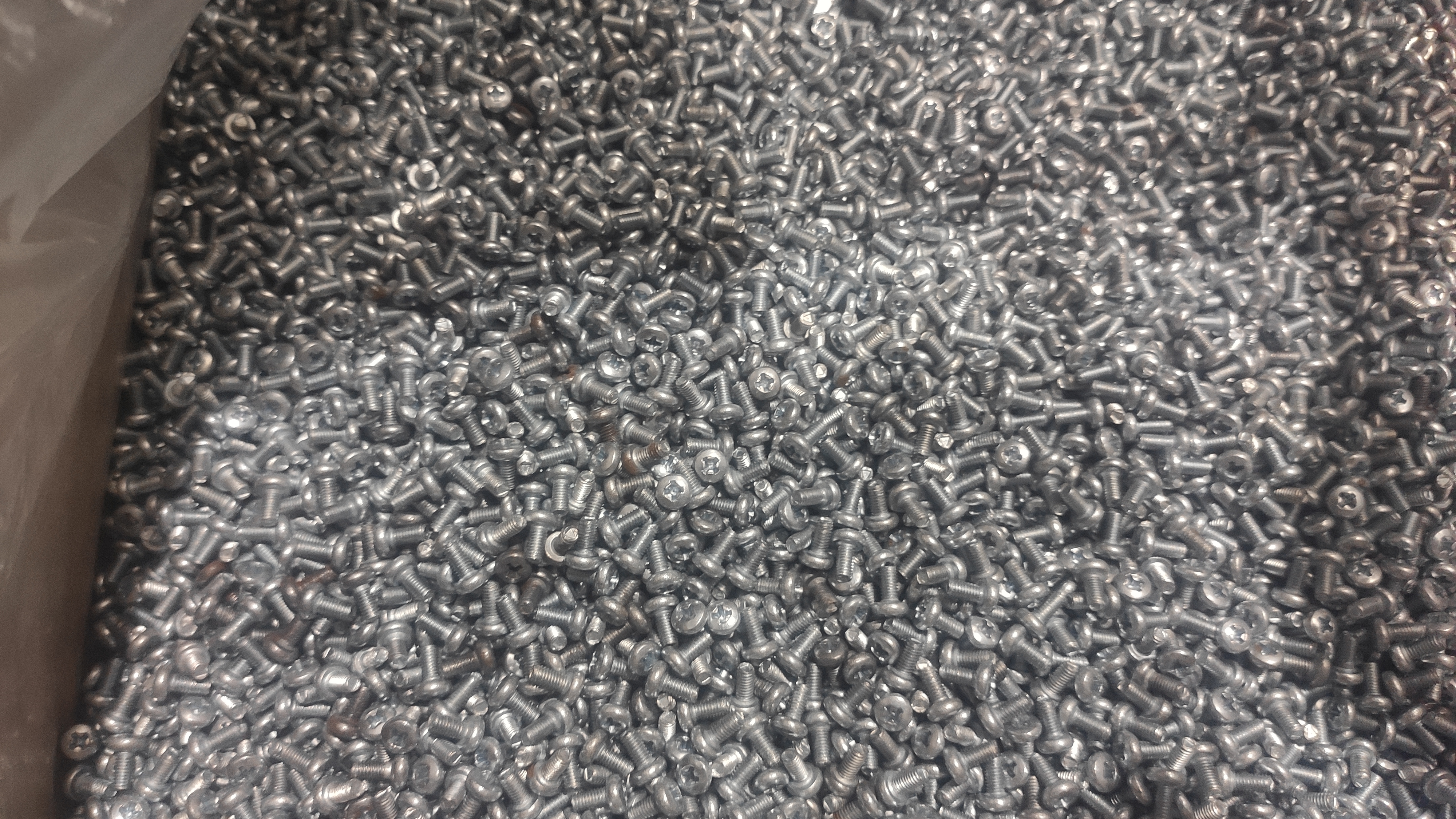 Винт с полуцилиндр. головкой Ph 3х6, DIN7985, прочн. 4.8, цинк (упак/20.000шт) (Уценка)