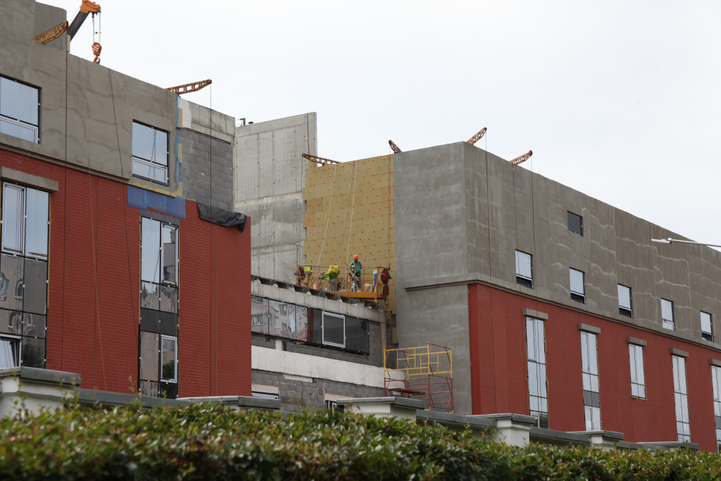 Надежный крепеж ЕКТ на фасаде ЖК "Гармония"