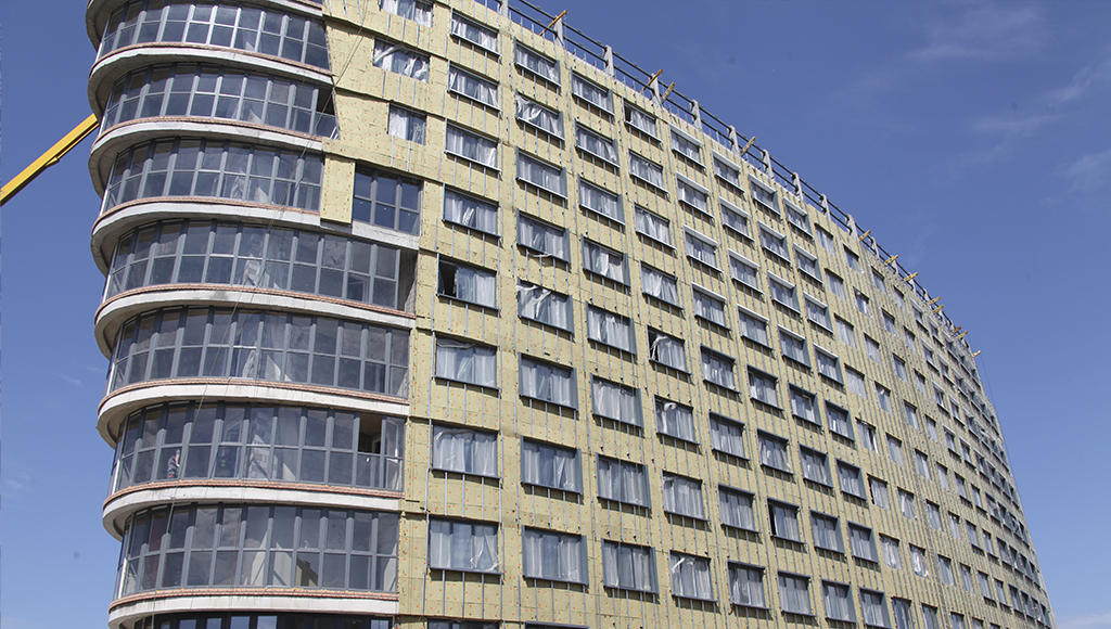 Крепеж ЕКТ на фасаде жилого дома по ул. Тихая