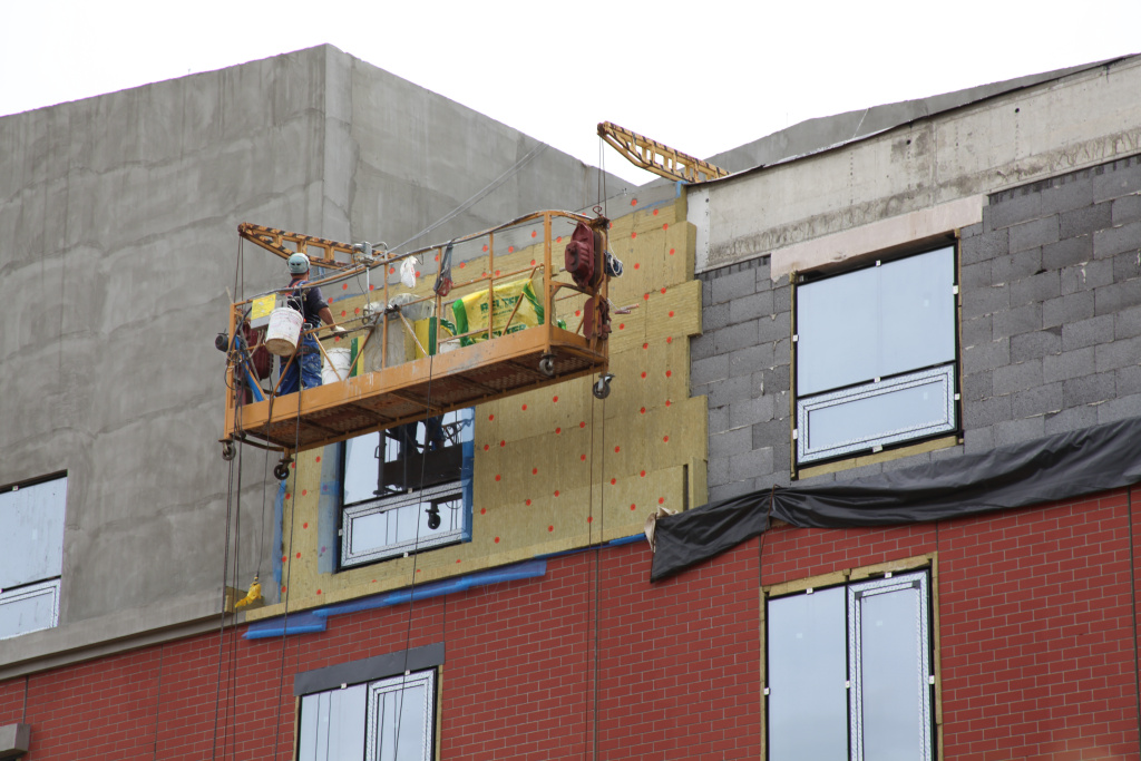 Надежный крепеж ЕКТ на фасаде ЖК "Гармония"