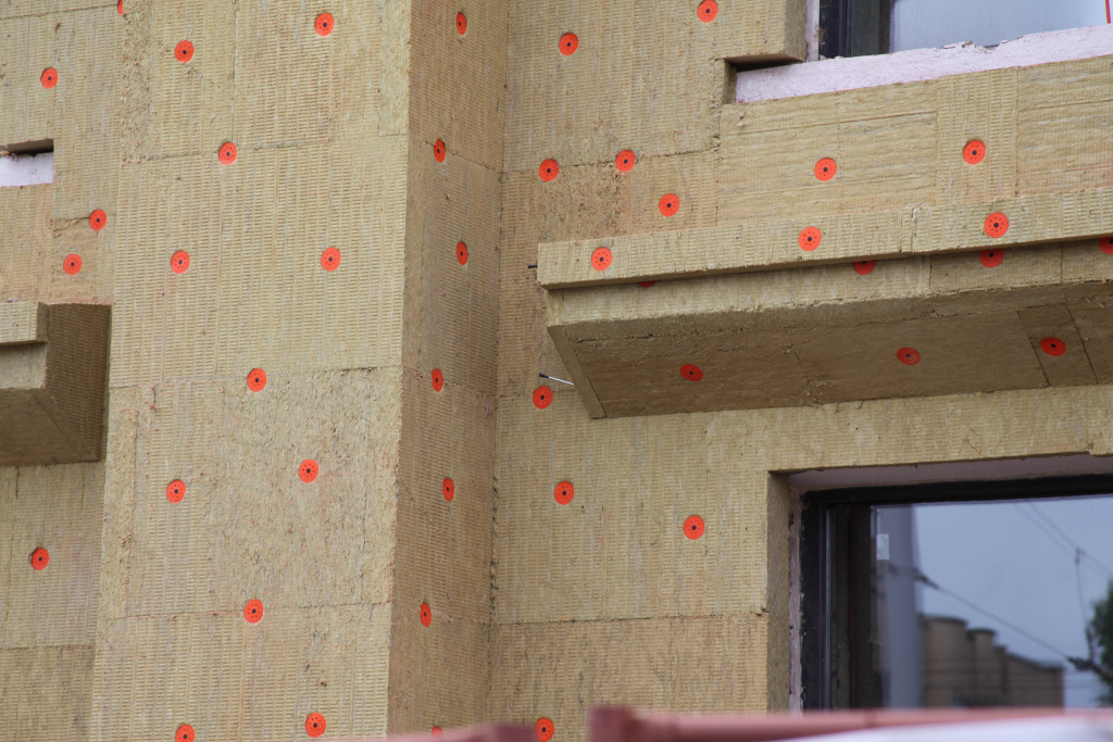 Надежный крепеж ЕКТ на фасаде ЖК "Гармония"